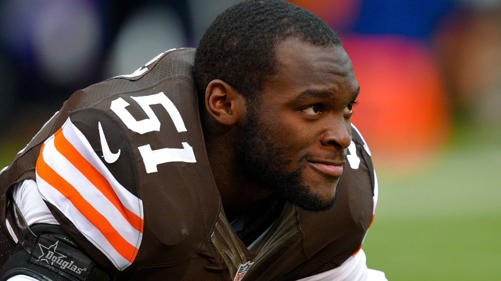 
                <strong>Barkevious Mingo (Cleveland Browns, 2013 an sechster Stelle)</strong><br>
                Ja, man darf das so sagen: Die Cleveland Browns haben im Draft öfter mal ins Klo gegriffen, auch bei ihren Erstrundenpicks. Linebacker Mingo kam nicht dazu, seinen Rookie-Vertrag in Cleveland komplett zu erfüllen, er ging 2016 nach drei Jahren zu den New England Patriots, nach einem Jahr weiter zu den Indianapolis Colts und jetzt weiter zu den Seattle Seahawks.
              