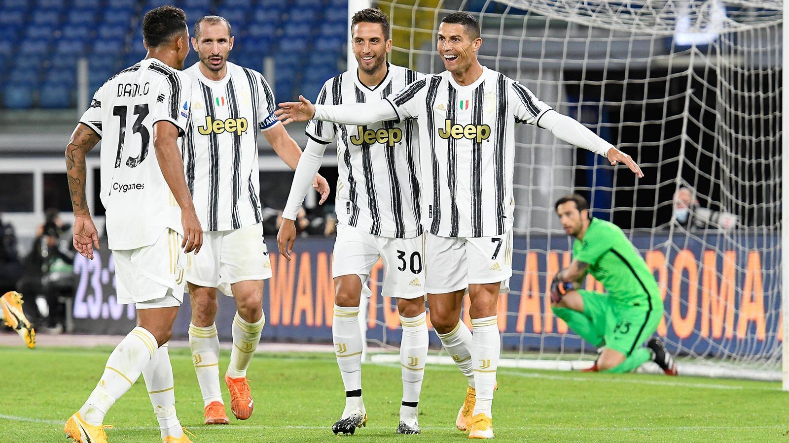 
                <strong>Platz 6: Juventus Turin</strong><br>
                Seit vielen Jahren träumt die alte Dame vom europäischen Triumph, doch die letzten Jahre verliefen eher enttäuschend. 2017 und 2015 stand Juve im Finale, verlor einmal gegen Real Madrid und einmal gegen den FC Barcelona. Seither brachte es die Bianconeri - auch nicht mit Cristiano Ronaldo - nicht mehr über das Viertelfinale hinaus. Der Traum lebt, aber die Realität könnte Juve einen Strich durch die Rechnung machen. In die Liga starteten die Italiener mit einem Sieg gegen Sampdoria Genua (weiterer Sieg am grünen Tisch gegen Neapel), mussten sich gegen die Roma und Aufsteiger Crotone aber mit einem Remis zufriedengeben. Die Maschinerie stockt noch gewaltig. Der Achtelfinal-Einzug sollte in Gruppe G aber kein Problem sein: FC Barcelona, Dynamo Kiew und Ferencvaros Budapest warten dort. (Dynamo Kiew - Juventus Turin, am Dienstag ab 18.55 Uhr im Liveticker auf ran.de)
              