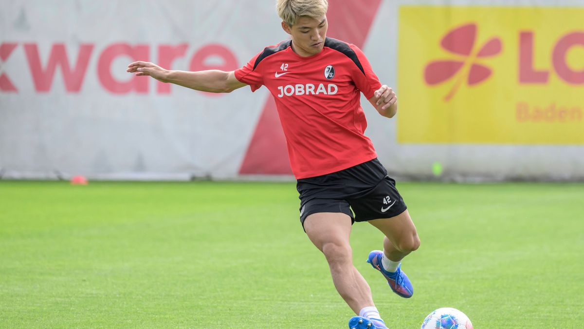 GER, Freiburg, Fussball, Baden-Wuerttemberg, SC Freiburg, Training, am Europa-Park Stadion, Trainingsplatz, v.l. Ritsu Doan (SC Freiburg), Freisteller, 31.07.2025 *** GER, Freiburg, Soccer, Baden W...
