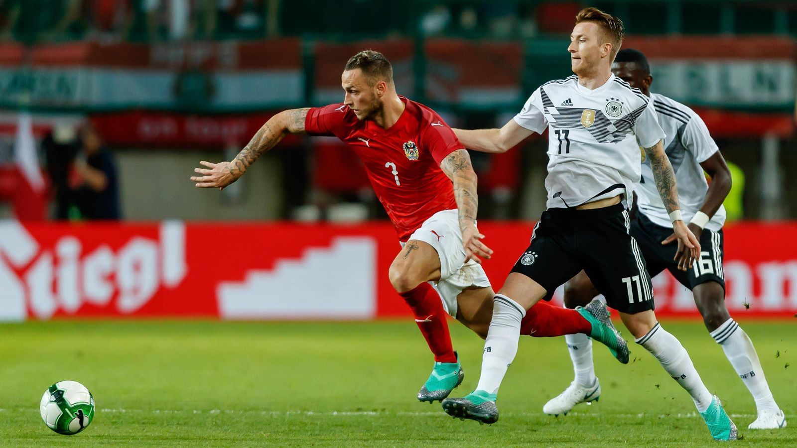 
                <strong>2.6.2018 - Testspiel: Österreich - Deutschland 2:1</strong><br>
                Das letzte Testspiel vor der WM-Kadernominierung. Mesut Özil schießt Deutschland früh in Führung, danach kommt nicht mehr viel. Die Niederlage und der schwache Auftritt kommen überraschend, einige Wackelkanditen können erneut nicht überzeugen. Immerhin gelingt das Comeback von Manuel Neuer im deutschen Tor.
              