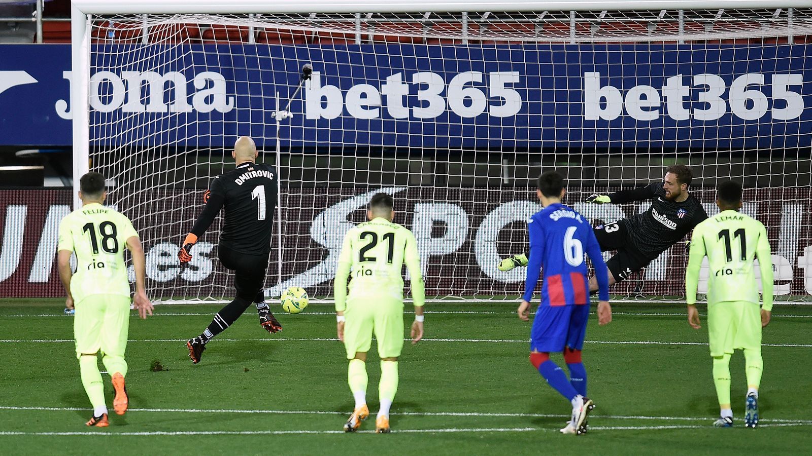 
                <strong>Marko Dmitrovic (SD Eibar)</strong><br>
                Torhüter, die als Elfmeterschützen eingeteilt sind, kennt man auch schon aus der Bundesliga (dazu später mehr, Stichwort Hans-Jörg Butt). Auch in Spanien hat diesen Job bei Eibar der Keeper kürzlich übernommen. Marko Dmitrovic trat am Anfang 2021 gegen Atleticos Star-Torhüter Jan Oblak zum Strafstoß an und verwandelte zum 1:0 für die Gastgeber. Letztlich hat das aber nicht viel gebracht, danach kippte die Partie noch, Atletico Madrid gewann mit 2:1. 
              