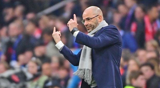 
                <strong>Peter Bosz</strong><br>
                In seiner ersten Saison als Trainer in Amsterdam führte Peter Bosz eine ganz junge Ajax-Mannschaft ins Finale der Europa League und zur Vizemeisterschaft in der Eredivisie. Dem mit Talenten gespickten Team droht nun der Zerfall - geht dann auch Bosz? Zwar sagte der 53-Jährige bei seinem Amtsantritt, Ajax zu trainieren, sei eine Chance, die er nur einmal im Leben bekomme. Der "Spiegel" hält einen Wechsel des sehr gut Deutsch sprechenden Bosz nach Dortmund dennoch für realistisch: Beim BVB würde der Niederländer mit Dembele, Weigl, Mor, Pulisic, Isak und Co. eine ähnlich junge Truppe vorfinden, die wohl noch mehr Erfolg verspricht.
              