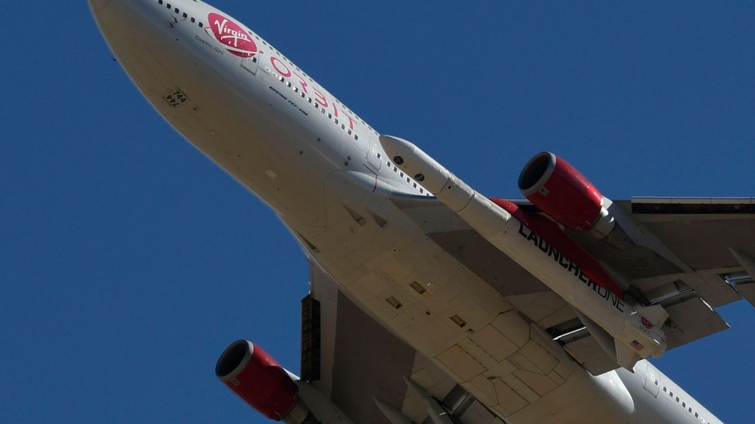 Eine Boeing 747 von Virgin Orbit mit einer Rakete unter der Tragfläche