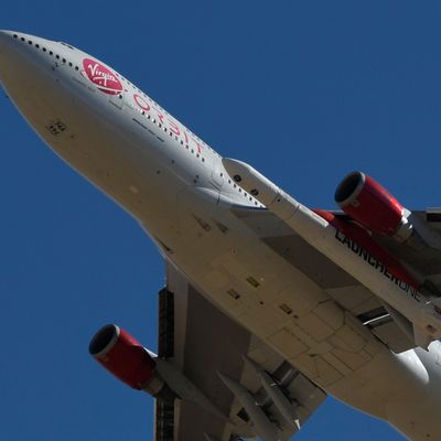 Eine Boeing 747 von Virgin Orbit mit einer Rakete unter der Tragfläche