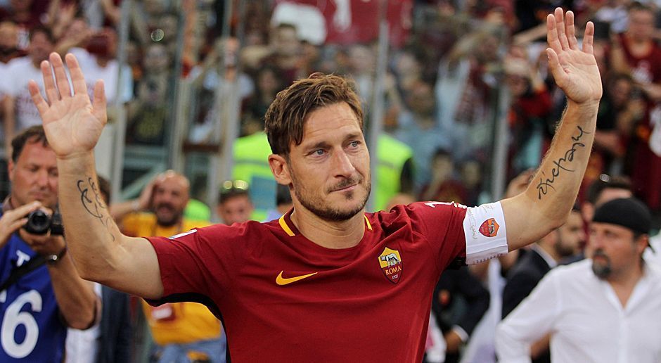 
                <strong>Der tränenreiche Abschied das Francesco Totti</strong><br>
                Grazie, Francesco Totti! Mit dem Heimspiel gegen den CFC Genua endet bei AS Rom eine Ära. Nach 25 Jahren bei den Profis der "Giallorossi" beendet das Eigengewächs im zarten Fußballer-Alter von 40 Jahren sein Karriere. ran.de zeigt die Bilder des tränenreichen Abschieds.
              