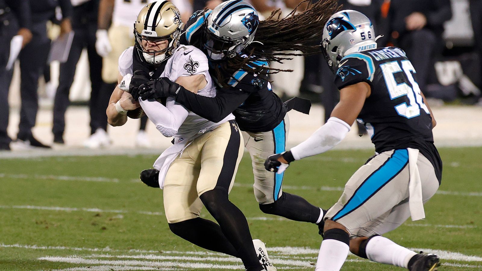 
                <strong>Verlierer: Taysom Hill</strong><br>
                Im Quarterback-Zweikampf bei den New Orleans Saints nach der Ära Drew Brees konnte Taysom Hill mit Jameis Winston in der Preseason nicht mithalten. Zwar hat er in den ersten beiden Spielen genau wie Winston für 219 Yards geworfen, aber dafür zehn Pässe mehr gebraucht. Statt Boden auf Winston gut zu machen, zeigte Hill immer wieder Ungenauigkeiten und steht im Kampf um den langerhofften Starter-Platz vorerst als Verlierer da. In Woche eins der neuen Saison führt Winston die Saints auf das Feld.
              