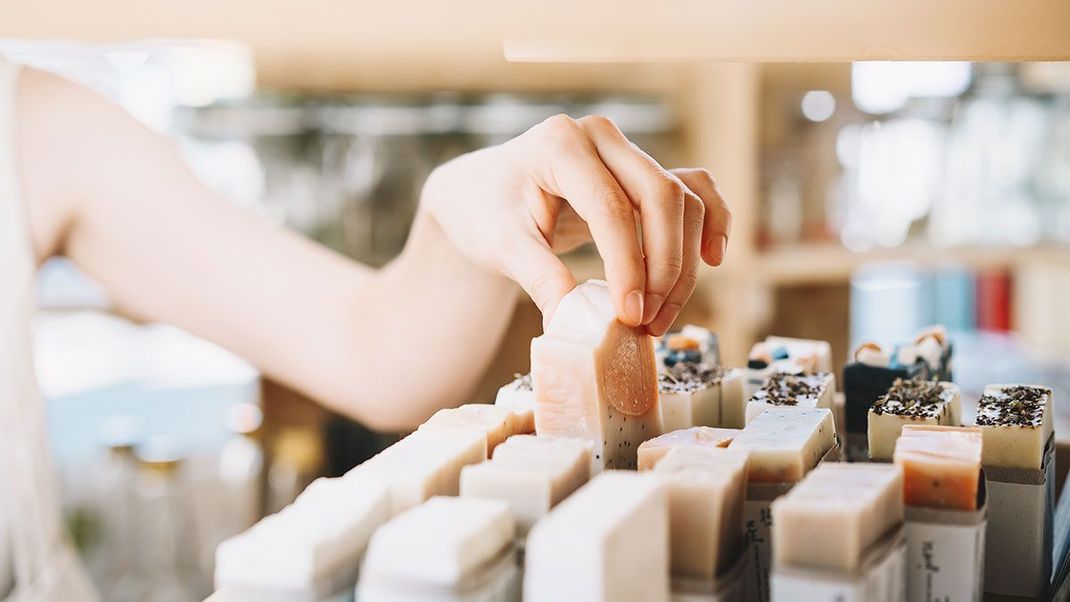 Eine natürliche Haarseife oder ein festes Shampoo sind relativ einfach und schnell selbst herzustellen. Wie das funktioniert und welche Inhaltsstoffe in ein natürliches Shampoo gehören, lest Ihr im Beauty-Artikel.