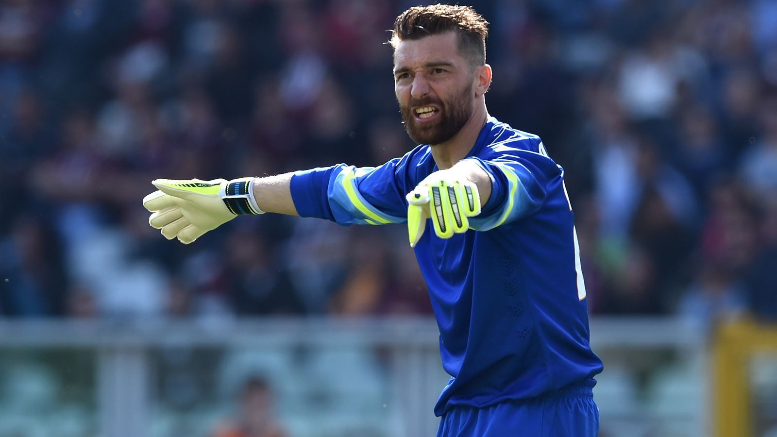 <strong>Morgan de Sanctis (Torhüter, ehemals u.a. AS Roma) </strong><br>
                Im Tor unserer Weihnachtsmannschaft stellt sich Morgan de Sanctis auf. Während seiner Karriere stand der Torhüter u.a. für AS Rom und AS Monaco in insgesamt 633 Profi-Spielen auf dem Platz. Sein Nachname macht De Sanctis im wahrsten Sinne des Wortes zu einem "Heiligen". Heute arbeitet er als Sportdirektor beim Traditionsklub Palermo.