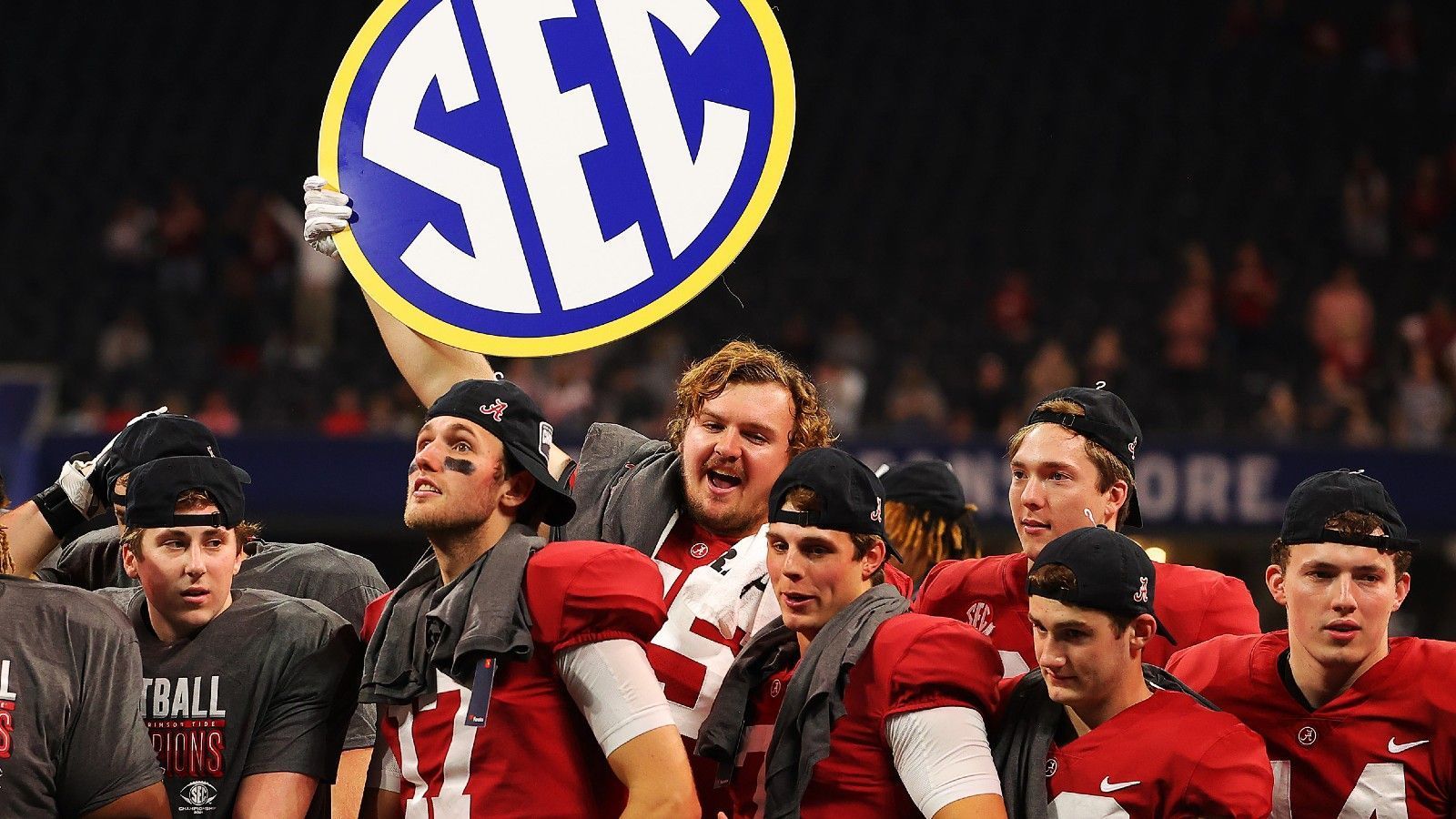 
                <strong>38</strong><br>
                38 Tage ist es her, da trafen beide Teams im Championship Game der SEC aufeinander – mit einem ziemlich klaren Ausgang. Alabama siegte mit 41:24. Aber: In der Historie der College-Football-Playoffs sind bislang erst vier Teams zweimal aufeinander getroffen. Jedes Mal siegte die Mannschaft, die beim ersten Spiel verloren hatte. Und das jedes Mal mit mindestens 21 Punkten mehr. Setzt sich diese Serie fort?
              