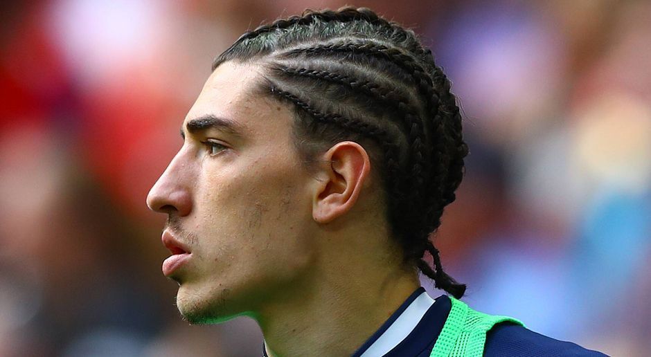 
                <strong>Hector Bellerin</strong><br>
                Mit neuer Flecht-Frisur tauchte der Rechtsverteidiger beim FA-Cup-Halbfinale im Wembleystadion gegen Manchester City (2:1 n.V.) auf. Gut möglich, dass Arsene Wenger Bellerin vor lauter Schock über die neue Frise erst einmal auf der Bank schmoren ließ. Immerhin durfte der Spanier seinen neuen Look dann in den letzten 15 Minuten auch den 85.000 Zuschauer in London auf dem Feld präsentieren.
              