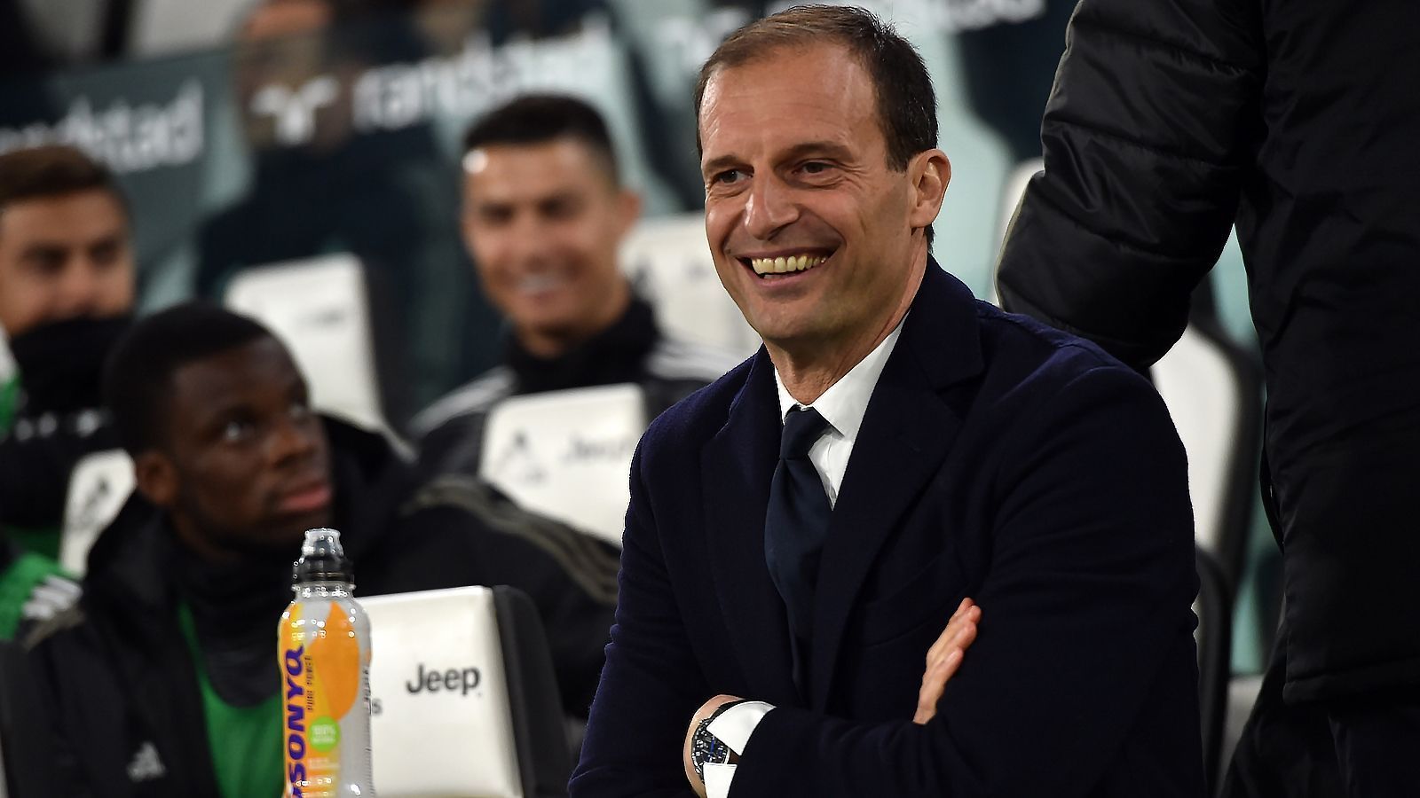 
                <strong>Massimiliano Allegri (vereinslos)</strong><br>
                In Italien kursierte kürzlich das Gerücht, dass die Münchner bei der Suche nach einem möglichen Flick-Nachfolger den früheren Juve-Meistertrainer Massimiliano Allegri auf dem Zettel haben sollen. Laut "Sport Mediaset" könnte sich der 53-Jährige den Job an der Säbener Straße durchaus vorstellen. Auch die Bayern-Bosse um Karl-Heinz Rummenigge sollen Allegri die Flick-Nachfolge durchaus zutrauen. Immerhin zeigte Allegri bereits in seiner Heimat mit Juventus Turin, dass er dauerhaft Titel holen kann. Mit der "Alten Dame" gewann er zwischen 2015 und 2019 fünf Meistertitel in Folge und zudem noch vier Mal die Coppa Italia. Seit dem Sommer 2019 wartet Allegri auf eine neue Aufgabe, war bei den Münchner angeblich schon nach dem Aus von Ex-Trainer Niko Kovac intern ein Thema. 
              