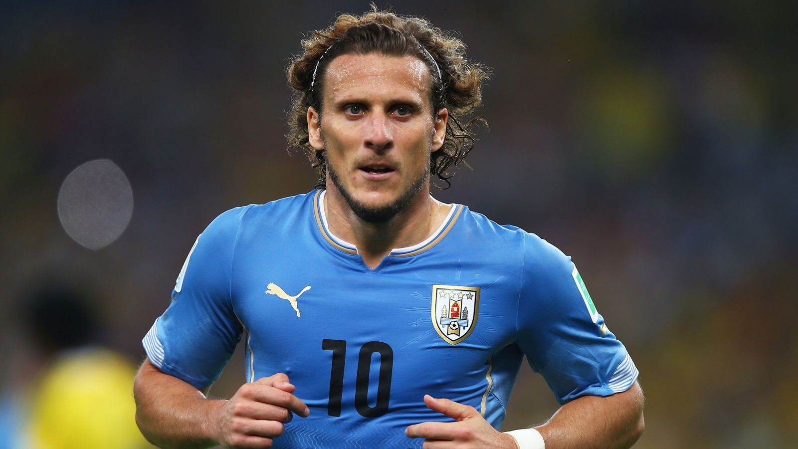 
                <strong>Diego Forlan (vereinslos)</strong><br>
                Die beste Spieler der WM 2010 in Südafrika hängt seine Fußballschuhe an den Nagel! Diego Forlan hat auf Twitter sein Karriere-Ende bekannt gegeben. "Nach 21 Jahren habe ich die Entscheidung getroffen, meine Karriere als Profifußballer zu beenden", verkündete der 112-malige uruguayische Nationalspieler über seinen Account. "Es schließt sich ein wunderschöner Abschnitt voller toller Erinnerungen und Emotionen, aber es wird ein weiterer mit neuen Herausforderungen beginnen." Der mittlerweile 40-Jährige lief in seiner Karriere unter anderem für Manchester United, Villarreal, Atletico Madrid und Inter Mailand auf. Zuletzt war Forlan in Hongkong aktiv.
              