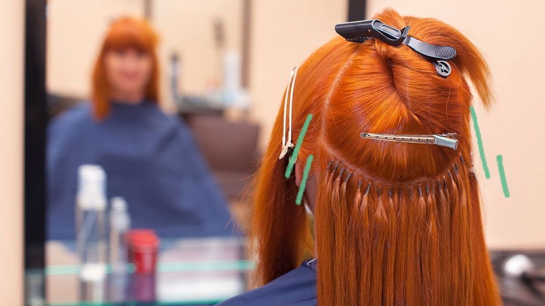 Keratin Bondings, Micro-Ring-Extensions und Clip-Ins – im Beauty-Artikel verraten wir euch die Unterschiede der gängigen Methoden zur Haarverlängerung.