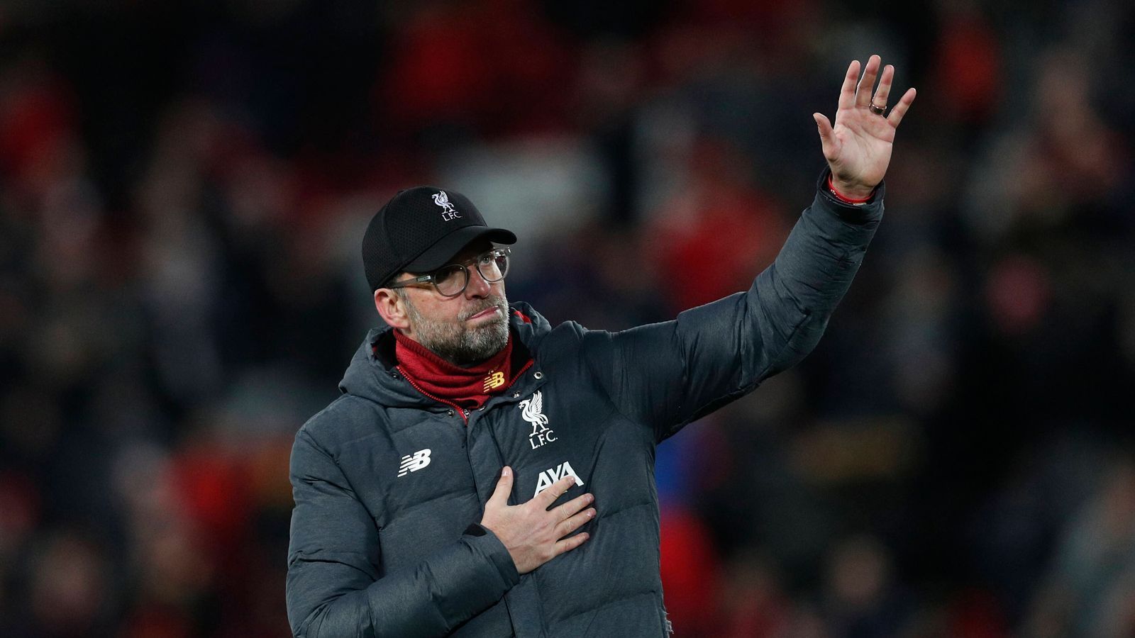 
                <strong>Endlich am Ziel</strong><br>
                Tatsächlich konnte nur die Corona-Krise den FC Liverpool in dieser Saison stoppen. Der Titel schien bei 25 Punkten Vorsprung auf das zweitplatzierte Manchester City bloß eine Frage der Zeit zu sein - und doch wurde es wegen COVID-19 und der Aussetzung des Spielbetriebs ab Mitte März zu einer monatelangen Hängepartie. Doch was sind die paar Monate im Vergleich zu 30 Jahren, denn jetzt hat das lange Warten endlich ein Ende: Klopp und der FC Liverpool sind Meister.
              