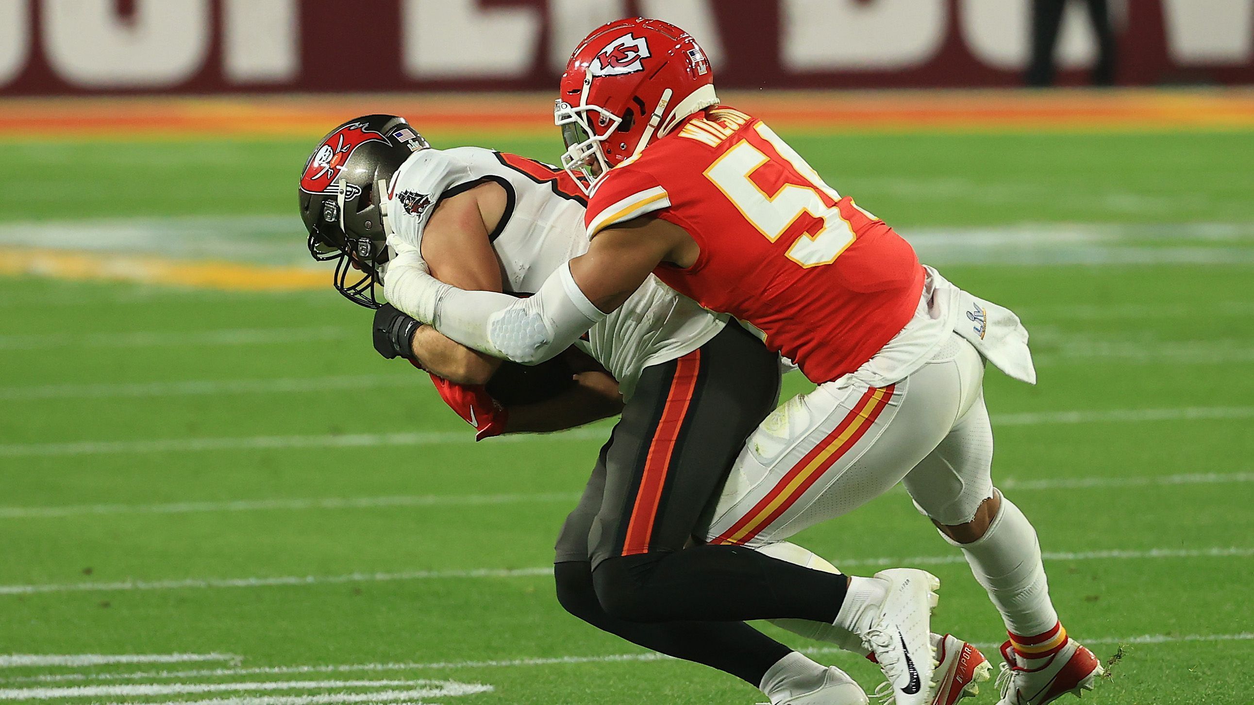 
                <strong>Damien Wilson (Inside Linebacker)</strong><br>
                Der Linebacker erwischte ausgerechnet im Super Bowl eines seiner besten Saisonspiele. Mit zehn Total Tackles führte er sein Team in jener Statistik an. Geholfen hat es nichts. Aber: Mit dieser Performance könnte der 27-Jährige seine Chancen auf einen neuen Vertrag bei den Chiefs verstärkt haben. 
              