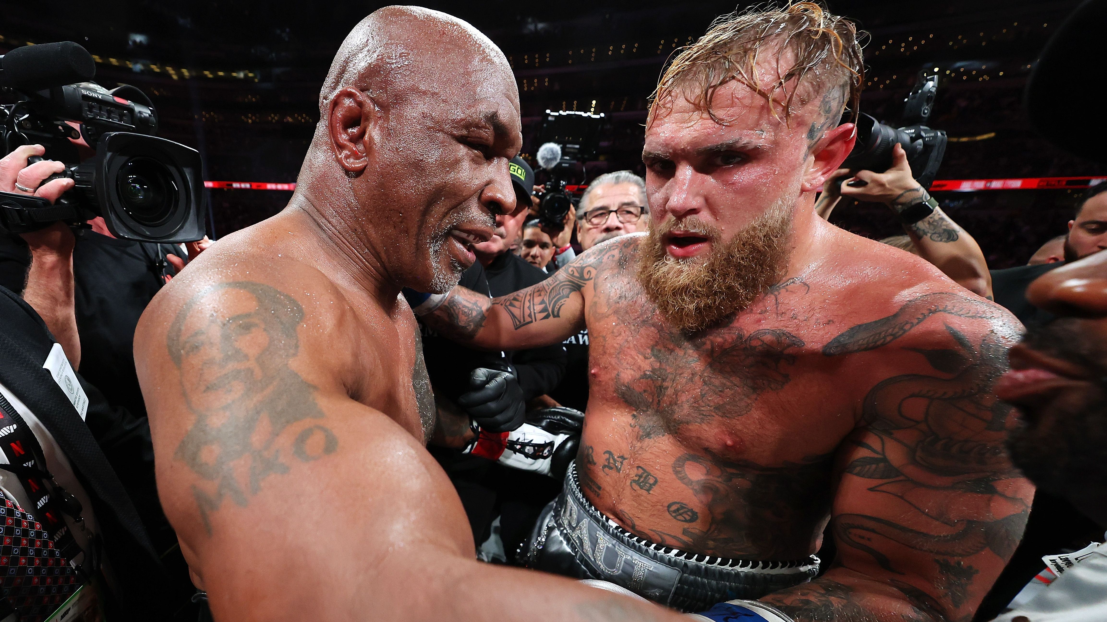 <strong>Mike Tyson vs. Jake Paul: Die besten Bilder zum Mega-Fight</strong><br>In der Nacht von Freitag auf Samstag fand im AT&amp;T Stadium der Dallas Cowboys in Arlington Texas der mit Spannung erwartete Mega-Fight zwischen Box-Legende Mike Tyson und Youtuber, beziehungsweise Quereinsteiger Jake Paul statt. <em><strong>ran</strong></em> zeigt die besten Bilder.