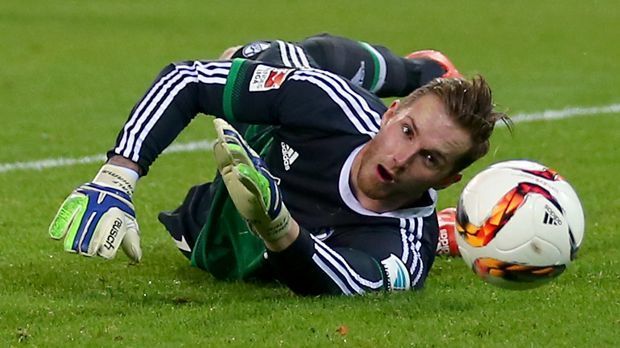 
                <strong>Ralf Fährmann</strong><br>
                Ralf Fährmann: Der Schalker Keeper hatte einen sehr arbeitsreichen Nachmittag in Dortmund. Zunächst musste er einen zu kurzen Rückpass von Neustädter klären, später parierte er gegen Gündogan (50. Minute) und mit einem überragenden Reflex gegen Mchitarjan (54. Minute). Bei den Gegentreffern war er hingegen chancenlos. ran-Note: 3.
              