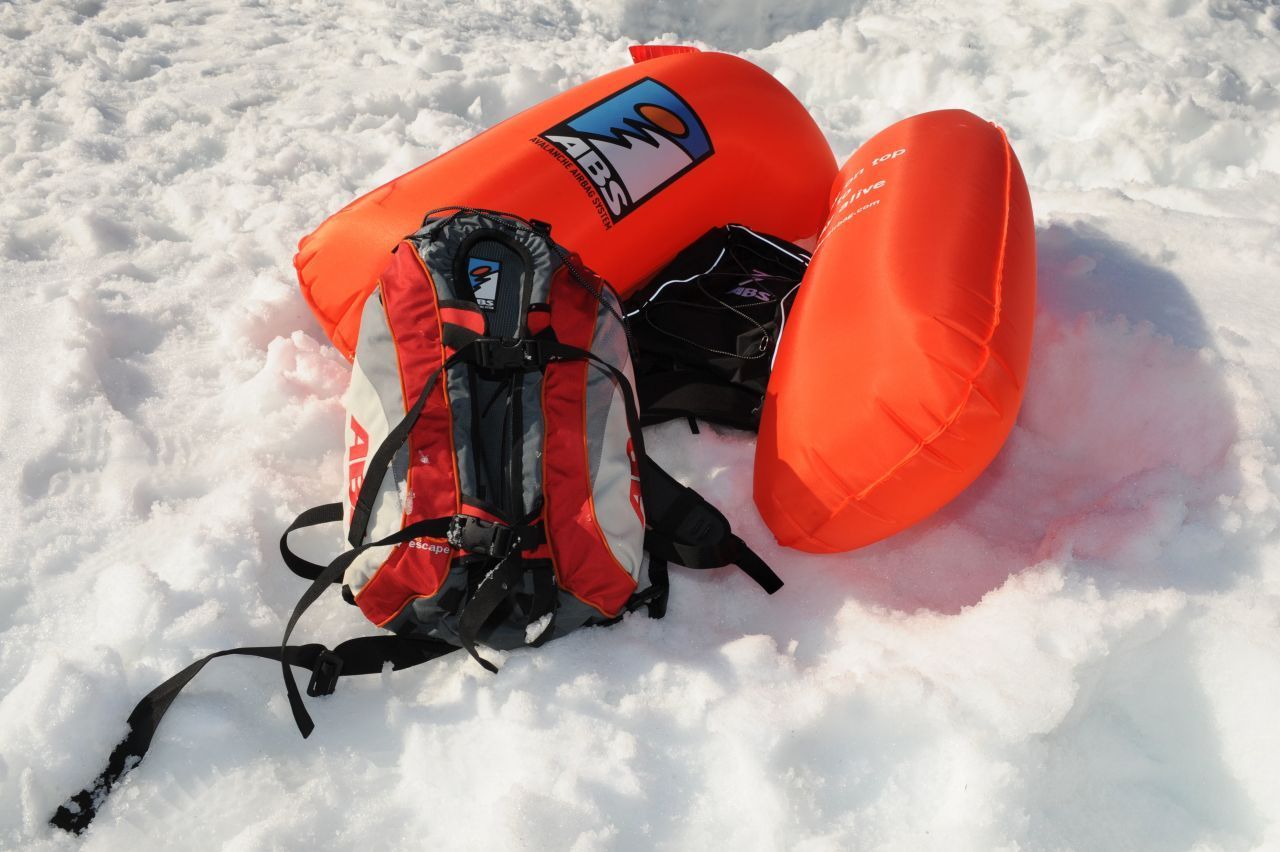 Airbaigs. Der Lawinenairbag besteht aus zusammengefalteten Ballons, die in einem Rucksack integriert sind. Im Notfall zieht man an einem Griff und die Ballons blasen sich auf. Ziel ist es die Person an der Oberfläche zuhalten.