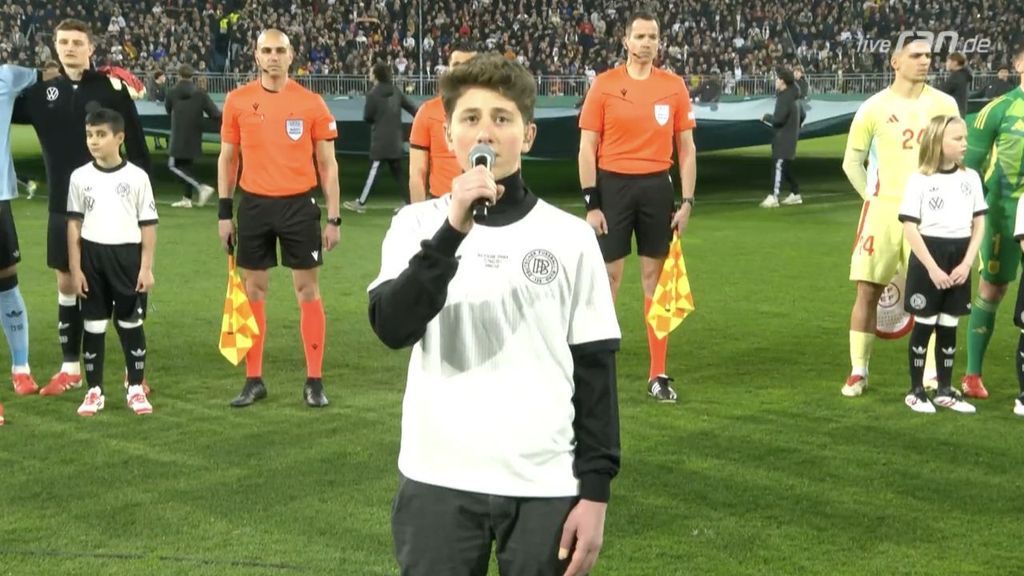 "The Voice Kids"-Talent Alwin singt deutsche Hymne bei U21-Länderspiel