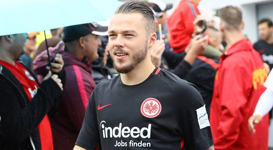 
                <strong>Eintracht Frankfurt</strong><br>
                Rechtsverteidiger Yanni Regäsel ist als einziger Spieler nicht mit ins zweite Trainingslager der Eintracht gereist. Hinter Timothy Chandler und Danny da Costa ist er nur noch die dritte Wahl auf seiner Position und steht deshalb vor einem Abgang aus Frankfurt.
              