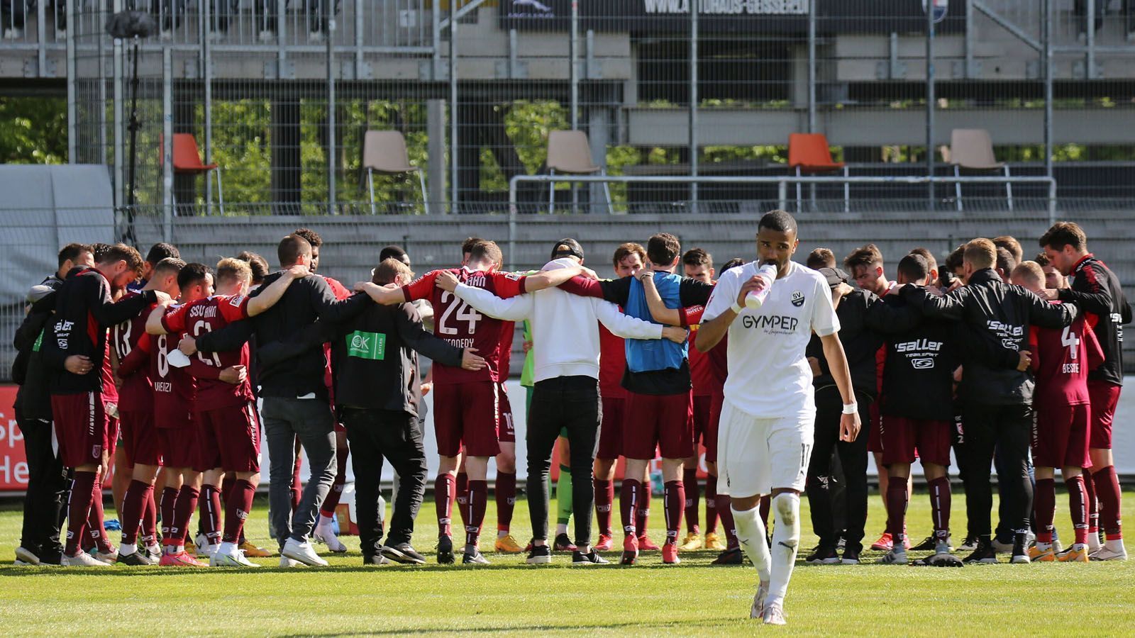 
                <strong>Wer steigt in die 3. Liga ab?</strong><br>
                Eintracht Braunschweig muss das Auswärtsspiel beim Hamburger SV gewinnen und zudem hoffen, dass Osnabrück beim FC Erzgebirge Aue verliert. Sollte Osnabrück unentschieden spielen, müsste Braunschweig mit vier Toren Vorsprung gewinnen. Der SV Sandhausen kann sich beim VfL Bochum mit einem Sieg den direkten Klassenerhalt sichern. Regensburg genügt daheim gegen den FC St. Pauli ein Punkt, sofern Osnabrück nicht mit sechs Toren Vorsprung gewinnt.
              