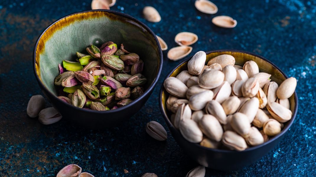 Schnell serviert sind Pistazien ein gesunder Snack.  Normalerweise kauft man die Nüsse mit der Schale und zerkleinert sie dann direkt vor dem Verzehr. 