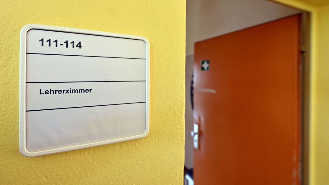 Seit rund 16 Jahren ist eine dauerkranke Lehrerin in NRW nicht zur Arbeit erschienen - bei vollen Bezügen. Darüber ist jetzt ein Rechtsstreit entbrannt.