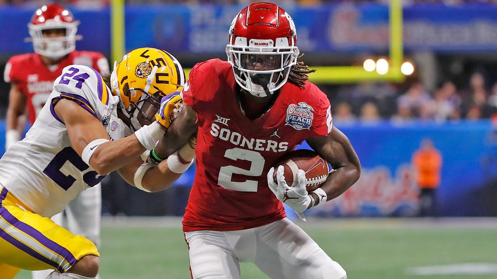 
                <strong>CeeDee Lamb (Oklahoma Sooners)</strong><br>
                Einer der besten Playmaker im College-Football will auf die große Bühne namens NFL. CeeDee Lamb hat sich für den Draft 2020 angemeldet. Der Wide Receiver, der mit seinen Oklahaoma Sooners im Peach Bowl krachend an den LSU Tigers gescheitert war (28:63), kam in der abgelaufenen Spielzeit auf 1.327 Yards, 14 Receiving- und einen Rushing-Touchdown in 13 Partien. Lamb wird von Experten gern mit Texans-Receiver DeAndre Hopkins verglichen und gilt als potenzieller Top-Ten-Pick.
              