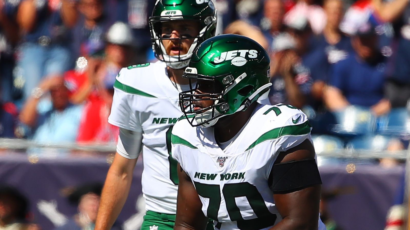 
                <strong>7. Kelechi Osemele (New York Jets)</strong><br>
                Die New York Jets haben Kelechi Osemele Ende Oktober wegen einer nicht autorisierten Schulter-Operation entlassen. Die OP und die Entlassung sind der Höhepunkt in einem seit Wochen andauernden Streit zwischen dem Guard und den Jets. Denn Osemele besteht darauf, sich die Verletzung im Spiel gegen die New England Patriots am 22. September zugezogen zu haben. Die Jets-Ärzte gehen jedoch von einer älteren Verletzung aus, mit der Osemele schon seit längerer Zeit gespielt habe. Sie rieten zu einer Operation nach der Saison. Da Osemele fehlte, belegten ihn die Jets mit einer Strafe in Höhe von 570.588 Dollar.
              