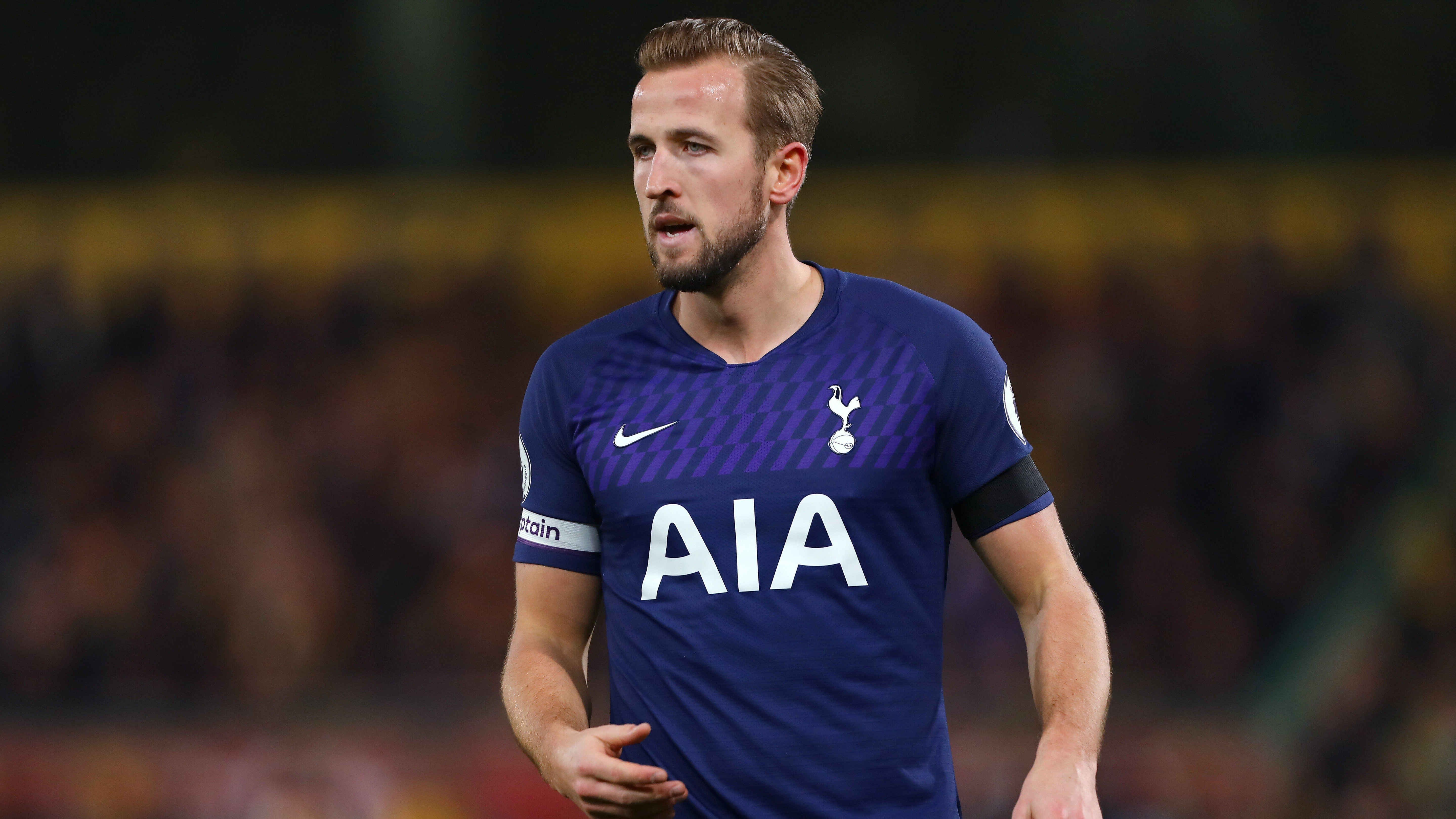 
                <strong>Harry Kane (Tottenham Hotspur) </strong><br>
                Der Spurs-Angreifer möchte sich offenbar in einem neuen Umfeld beweisen, nachdem bei Tottenham aktuell ein Rückschritt zu erkennen ist. Besonders Real Madrid soll ein Auge auf Kane geworfen haben. Doch ein Transfer wird eine kostspielige Angelegenheit, zählt Kane schließlich zu den Top-Stürmern in der Premier League. 
              