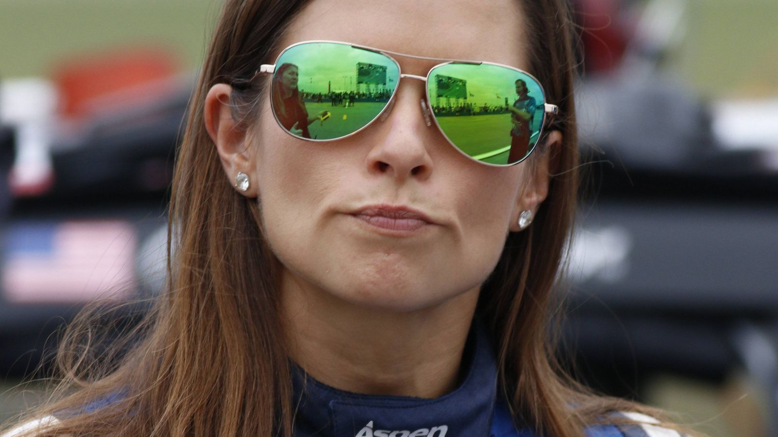 
                <strong>Danica Patrick: Die schnellste Frau der Welt hört auf</strong><br>
                2016 erlebte sie in Talladega ihren schlimmsten Unfall: "Ich bin mit über 300 km/h eingeschlagen. Der Einschlag war echt hart. Alles, selbst das Lenkrad, hat sich verschoben. Ich bin mit dem Bein und dem Arm angeschlagen und mir ist die Luft weggeblieben." Das Cockpit fing dann auch noch Feuer. "Ich hatte ehrlich gesagt Sorge um meine Haare. Ich habe lange Haare und möchte sie nicht verlieren."
              