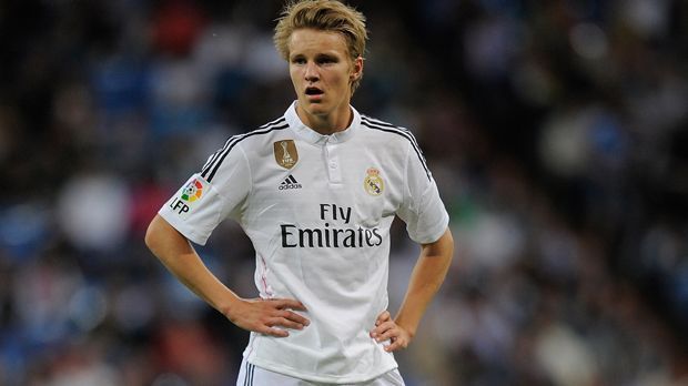 
                <strong>Martin Ödegaard (Real Madrid)</strong><br>
                Martin Ödegaard (Real Madrid). Der wohl prominenteste U17-Fußballer der Welt. Real Madrid verpflichtete den Norweger für rund 2,8 Millionen Euro. Der Nationalspieler feierte bereits sein "königliches" Debüt, als er für Cristiano Ronaldo eingewechselt wurde.
              