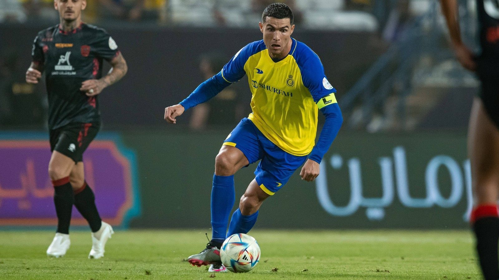 <strong>Fixer Wechsel: Cristiano Ronaldo</strong><br>
                Er machte den Anfang: Mit Jahresbeginn schloss sich der portugiesische Superstar Al-Nassr FC an - und kassiert seitdem so richtig ab. 200 Millionen Euro pro Saison sind aufgerufen, sein Vertrag läuft für zweieinhalb Jahre. In 16 Spielen der Saudi Pro League schoss er bislang 14 Tore und gab zwei Vorlagen.
