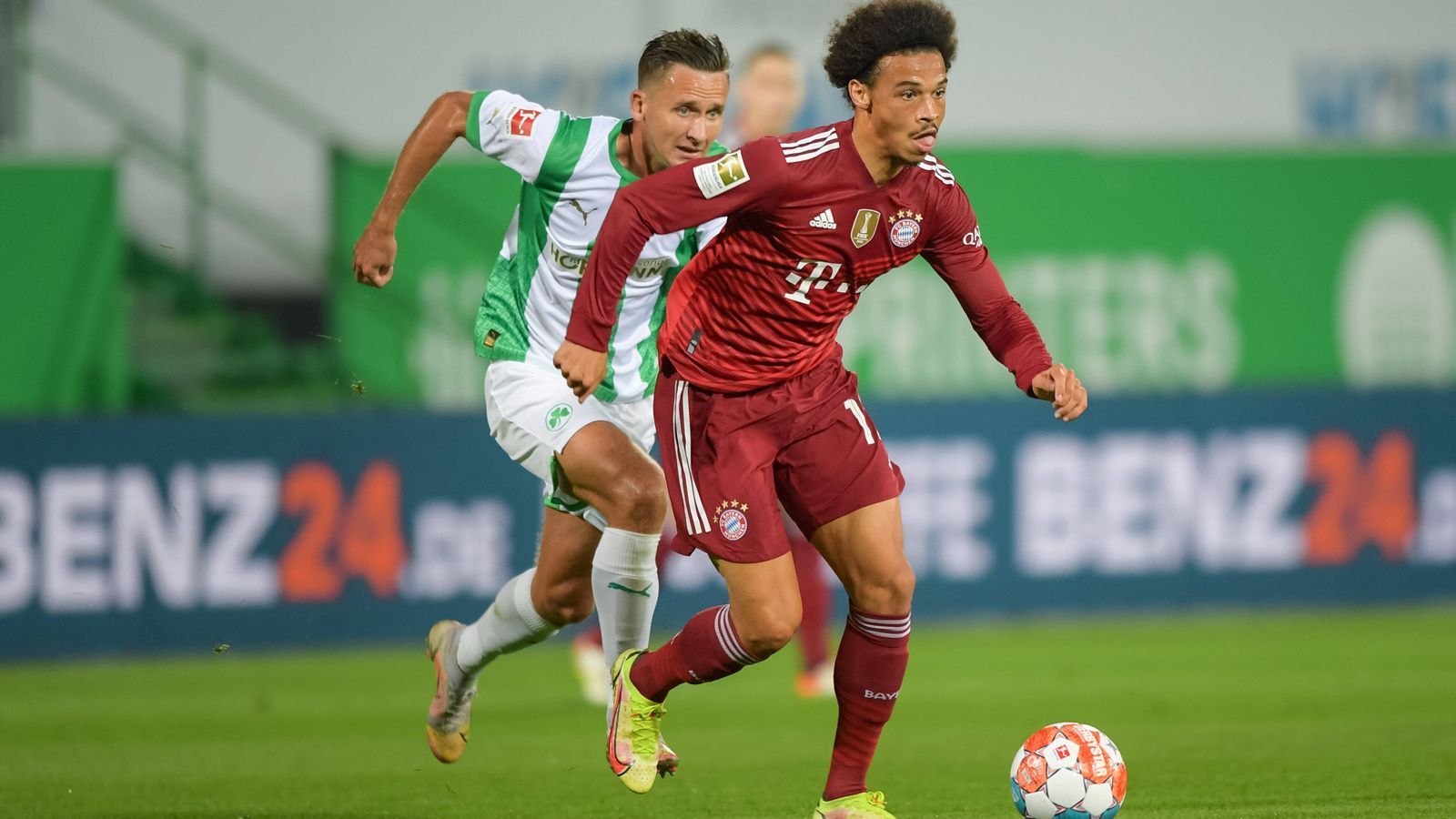 
                <strong>Leroy Sane</strong><br>
                Bekleidet in der offensiven Dreierreihe die linke Seite, ist aber enorm umtriebig und viel auf dem ganzen Platz unterwegs. Hat aus einer zentraleren, tieferen Position als gewohnt in Halbzeit eins Aktien an beiden Münchner Toren: Das 1:0 leitet Sane mit einer klasse Spieleröffnung ein, das 2:0 legt er Kimmich direkt auf. Nach 61 Minuten als zu diesem Zeitpunkt fleißigster Zweikämpfer (17 direkte Duelle) für Marcel Sabitzer ausgewechselt. ran-Note: 2
              