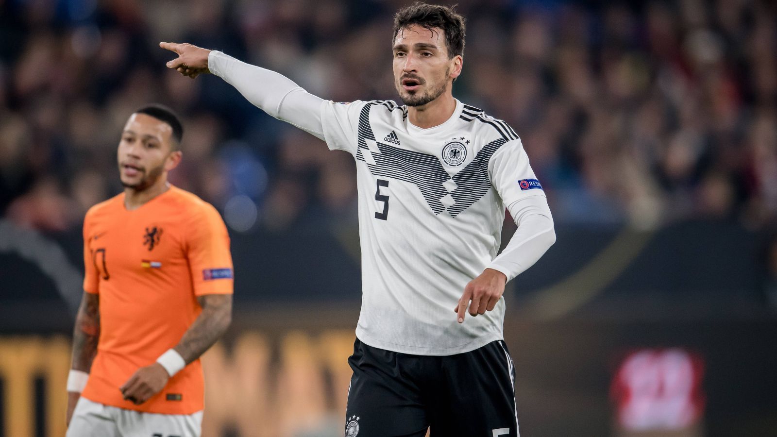 
                <strong>Abwehr: Mats Hummels (Borussia Dortmund)</strong><br>
                Der erste von vielen Rückkehrern in meinem Kader heißt Mats Hummels. Bei einem solchen Turnier kann man nicht nur auf individuelle Qualität und einen möglichen Umbruch schauen. Im Frühjahr 2019 war es richtig, Hummels aus dem Kader zu nehmen. Jedoch wäre es jetzt genau so richtig, ihn zurückzuholen. Mit dem Selbstvertrauen des DFB-Pokal-Sieges sowie der Erfahrung des Titels 2014 sowie des Debakels 2018 kann er dem Team sowohl auf als auch neben dem Platz helfen. Gegen Jerome Boateng, für den es bei mir nicht gereicht hat, spricht übrigens nur die aktuelle Form und seine Wechselabsichten.
              