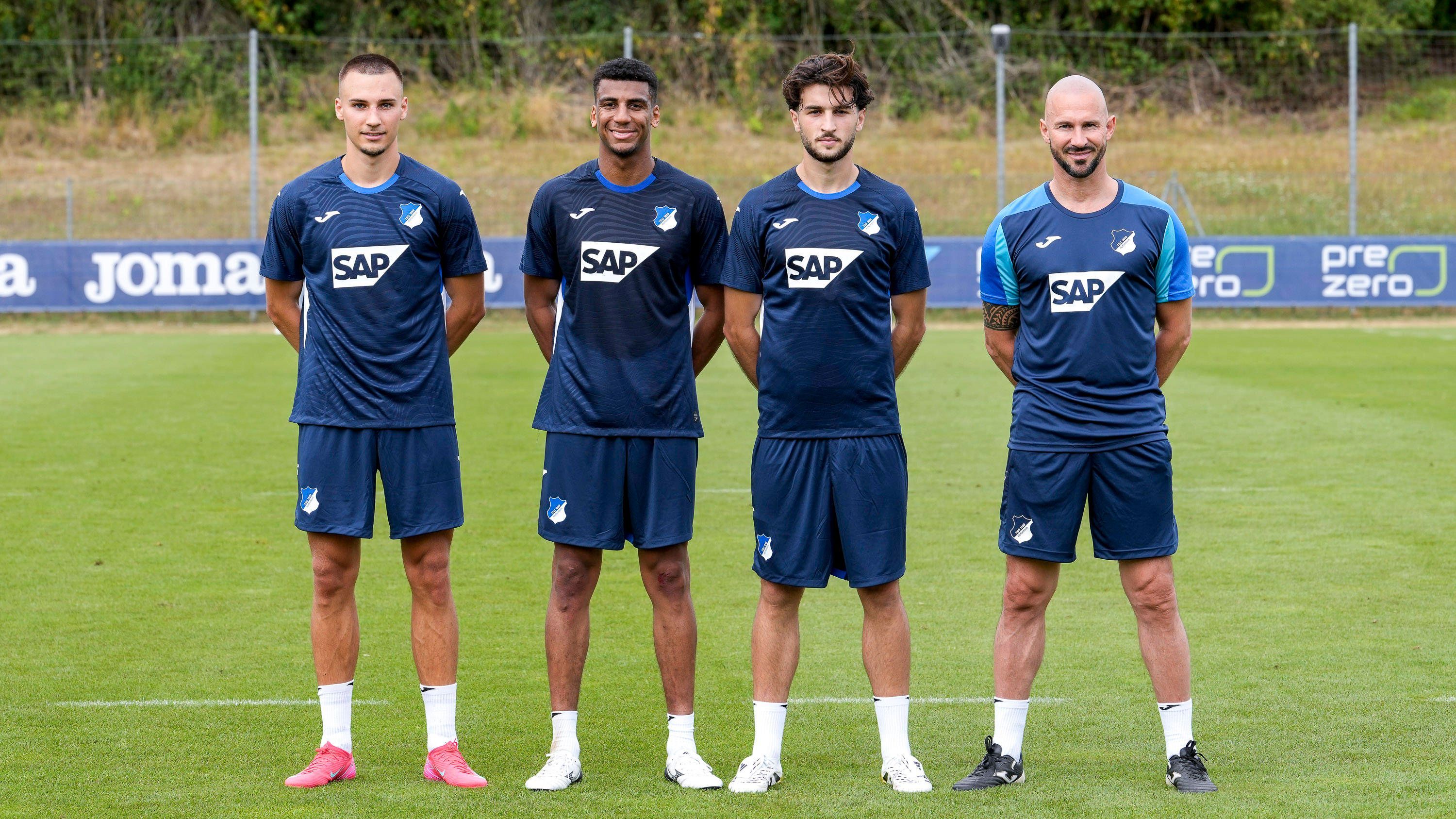<strong>TSG Hoffenheim</strong><br><em><strong>Zugänge:</strong></em><br>Leon Avdullahu (FC Basel, Ablöse: 8 Mio. Euro)<br>Koki Machida (Union Saint-Gilloise, Ablöse: 4,75 Mio. Euro)<br>Tim Lemperle (1.FC Köln, ablösefrei)<br>Bernardo (VfL Bochum, ablösefrei)<br>Deniz Zeitler (FC Ingolstadt, Ablöse: nicht bekannt)<br><br><strong><em>Abgänge:</em></strong><br>Joshua Quarshie (FC Southampton, Ablöse: 3,5 Mio. Euro)<br>Tom Bischof (FC Bayern München, Ablöse: 300.000 Euro)<br>Christopher Lenz (Fortuna Düsseldorf, ablösefrei)<br>Pavel Kaderabek (Sparta Prag, ablösefrei)<br>Bambase Conte (SV Elversberg, Leihe)<br>Florian Micheler (Arminia Bielefeld, Leihe)<br>Nahuel Noll (Hannover 96, Leihe)<br>Diadie Samassekou (vereinslos)