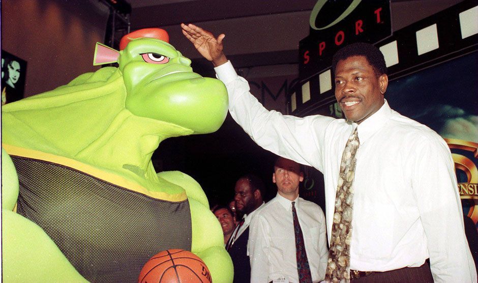 
                <strong>Space Jam (1996)</strong><br>
                Auch der ehemalige NBA-Profi Patrick Ewing (Foto) nahm 1996 an der Premiere von "Space Jam" teil: Im Animationsfilm schickt der böse Mr. Swackhammer fünf kleine Aliens auf einen anderen Planeten, um die Looney Tunes zu kidnappen und in die ferne Galaxie zu verfrachten. Siegesgewiss kann Bugs Bunny (Stimme: Billy West) die Wesen überreden, die Angelegenheit auf dem Basketballfeld zu klären. Verzweifelt ziehen sie den ehemaligen Basketball-Superstar Michael Jordan in ihre Comicwelt und überreden ihn, sie zu coachen.
              