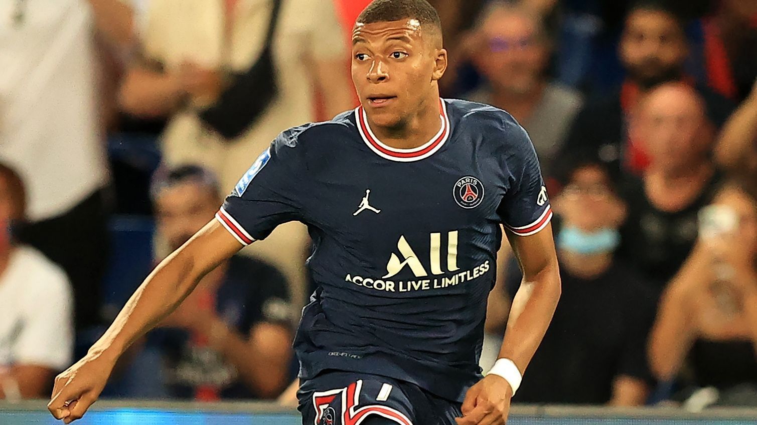 
                <strong>Platz 1: Kylian Mbappe (Paris Saint-Germain)</strong><br>
                Jahresgehalt: 72 Millionen EuroVertrag bis: 2025
              