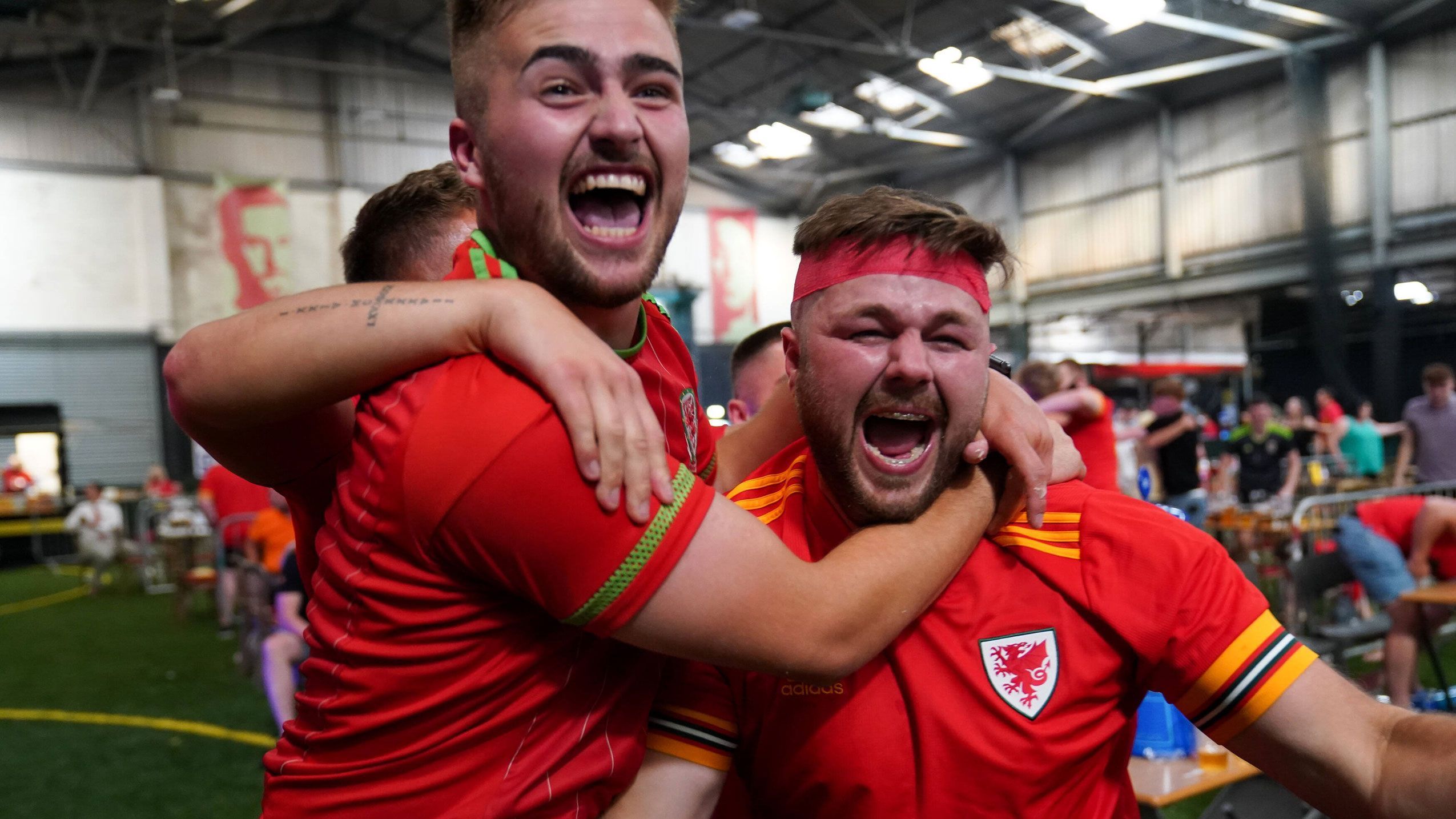 
                <strong>Wales-Fans feiern in Cardiff</strong><br>
                Dennoch fahren die Briten am Ende drei Punkte ein und machen kurz vor Schluss durch Roberts doch noch das 2:0. In der Vale Arena in Cardiff feiern die Anhänger der Waliser euphorisch den Sieg ihrer Mannschaft.
              