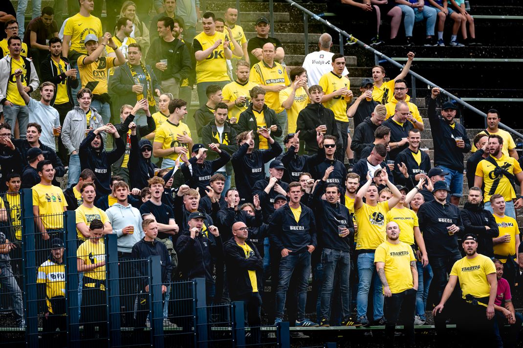 Fans beim Freundschaftsspiel zwischen Schalke 04 und dem niederländischen Club NAC Breda in Gelsenkirchen. Im Anschluss kam es zu einer Schlägerei zwischen Hunderten Fans beider Mannschaften.