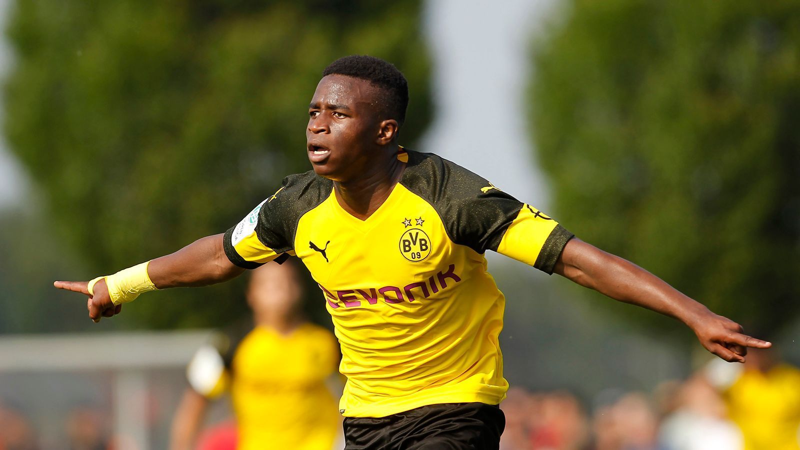 
                <strong>Youssoufa Moukoko gibt DFB-Comeback: Seine Mega-Zahlen der Saison</strong><br>
                …seit Kurzem gibt es Bemühungen, dass Spieler bereits mit 16 Jahren in der Bundesliga debütieren können. Sollte man sich auf diese Altersgrenze einigen, könnte der am 20. November 2004 geborene Youssoufa Moukoko bereits am Ende der Hinrunde der Saison 2020/21 für die BVB-Profis in der Bundesliga auflaufen.
              