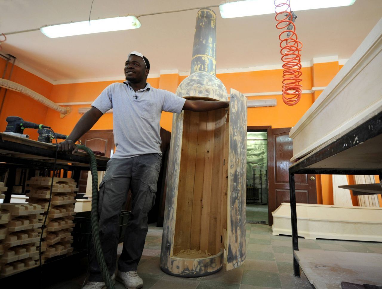 Du glaubst nicht an Flaschengeister? Dann schau dir mal diesen Sarg an, den ein Künstler aus Ghana erschuf.