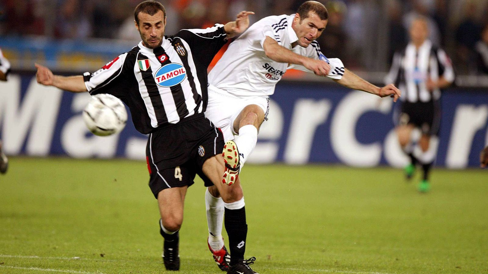 
                <strong>Paolo Montero - 21 Rote Karten</strong><br>
                Paolo Montero hält den Rekord für die meisten Platzverweise in der italienischen Serie A (16). Mit Juventus Turin, für die der Uruguayer am längsten auf dem Platz stand, sammelte er Ende der 90er Jahre aber neben Roten Karten auch zahlreiche Titel.
              