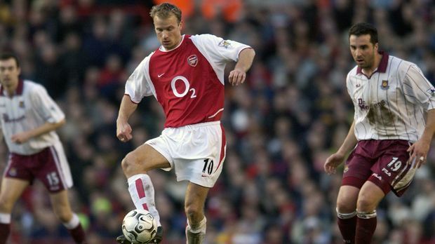 
                <strong>Dennis Bergkamp</strong><br>
                Dennis Bergkamp: Ähnlich wie Henry und Vieira kam auch der niederländische Edeltechniker aus Italien nach England. Bereits vor Wengers Amtsantritt im Sommer 1995 sicherten sich die Londoner die Dienste Bergkamps. Obwohl der Offensivspieler damals schon 27 Jahre alt war, schaffte es Wenger, den Nationalspieler noch einmal auf ein höheres Level zu bringen. In 315 Liga-Spielen erzielte er 87 Treffer für die "Gunners" und war in der Saison 2003/04 Teil der "Invincibles". Die damalige Meistermannschaft verlor kein Liga-Spiel. Kurios: Weil der Niederländer an Flugangst litt, reiste er meist per Auto zu Auswärtsspielen an. Neben Henry steht auch Bergkamp als Statue verewigt vor dem Emirates Stadium.
              