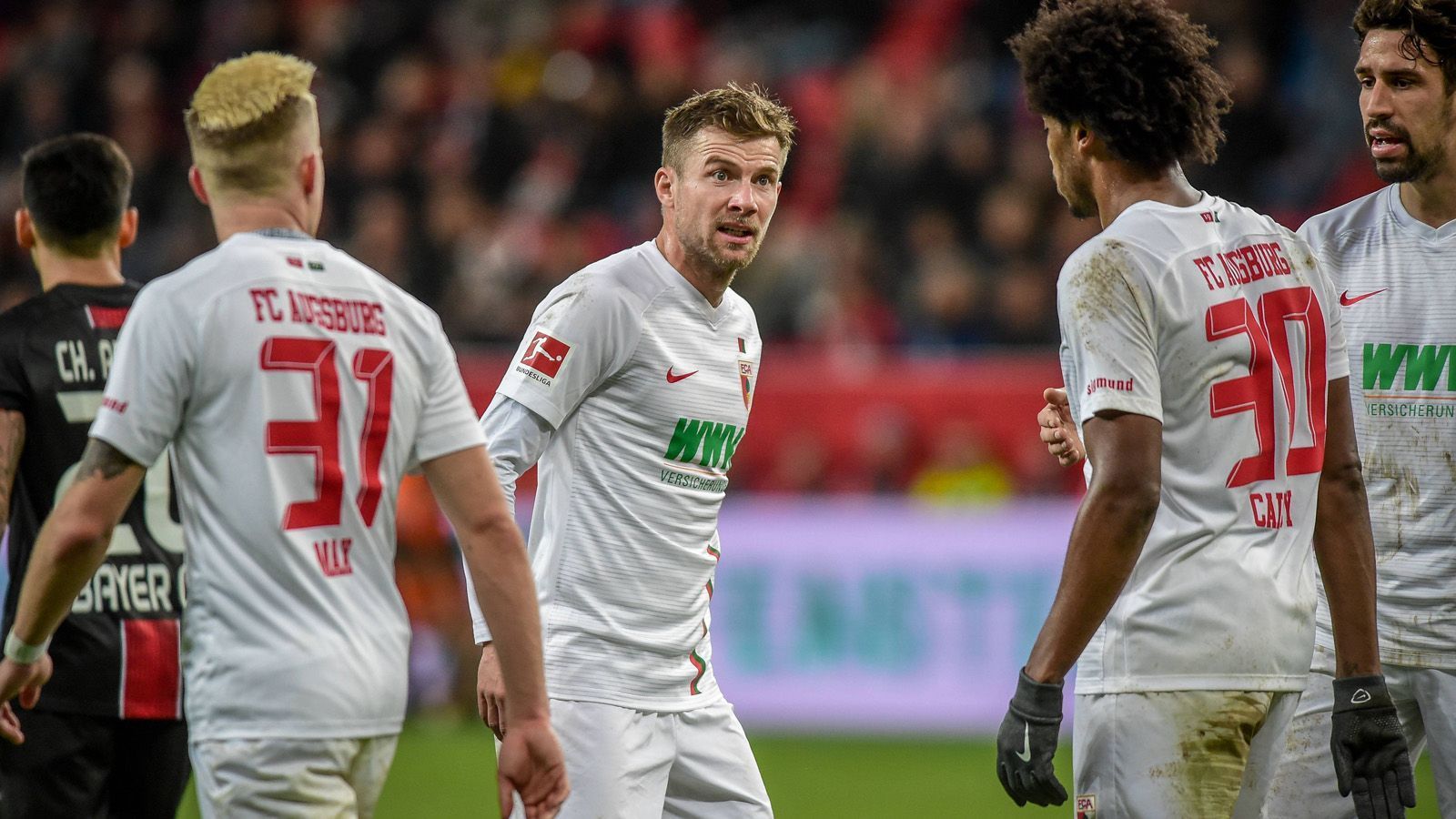 
                <strong>FC Augsburg</strong><br>
                Das Motto der Stunde in Augsburg lautet "Disziplin". Das zumindest wünschen sich Trainer Manuel Baum und Manager Stefan Reuter. Nachdem in der Hinrunde einige Spieler mehr neben als auf dem Platz für Schlagzeilen gesorgt haben. Aber diese Rechnung haben sie ohne Caiuby gemacht.Der Brasilianer, der schon große Teile der Vorbereitung im Sommer unentschuldigt gefehlt hatte, war auch dieses Mal nicht im Trainingslager mit dabei. Dennoch bewies der FC Augsburg beim Test gegen Royal Antwerpen beim 3:0 eine gute Form für die Rückrunde. Das zweite Spiel gegen denselben Gegner endete mit zahlreichen Nachwuchsspielern 0:1.
              