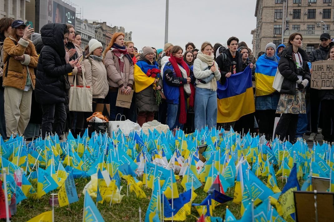 24. Februar 2024: Menschen stehen in Kiew an der Gedenkstätte für die Gefallenen des Krieges in der Nähe des Maidan-Platzes im Zentrum der Stadt, am zweiten Jahrestag der russischen Invasion. 
