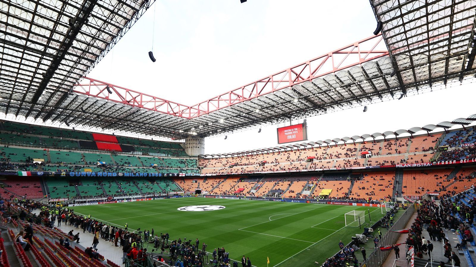 
                <strong>Stadtderby in der Champions League: AC Mailand vs. Inter Mailand</strong><br>
                Am frühen Abend war noch nicht ganz so viel los im Giuseppe-Meazza-Stadion. Doch das sollte sich schon bald ändern.
              