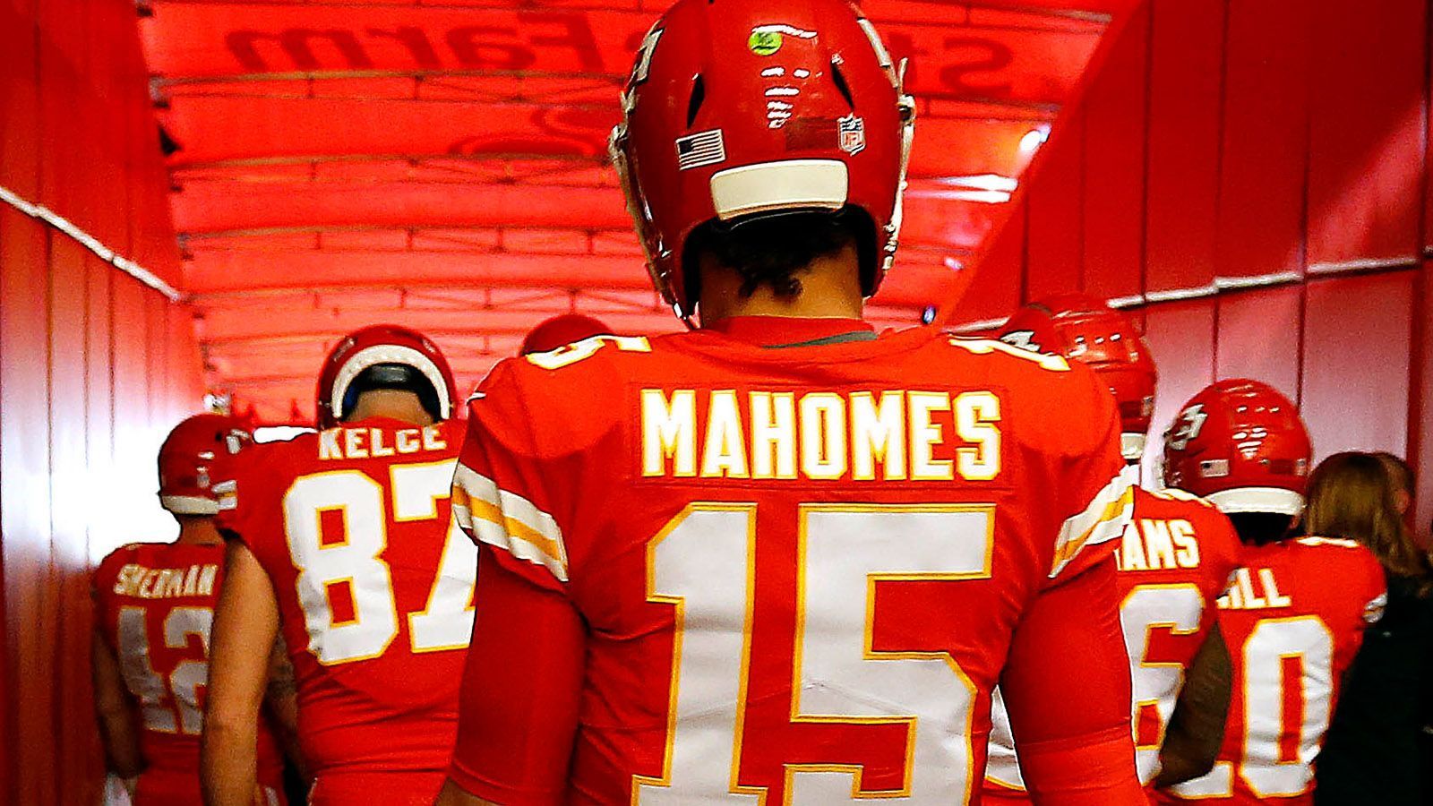 
                <strong>Platz 3: Patrick Mahomes (Kansas City Chiefs)</strong><br>
                Was für eine unfassbare Saison von Patrick Mahomes. Er zählt zu den großen Favoriten als Regular-Season-MVP und kurbelte nebenbei noch seine Trikotverkaufszahlen mächtig an. Nur zwei Jerseys sind beliebter.
              