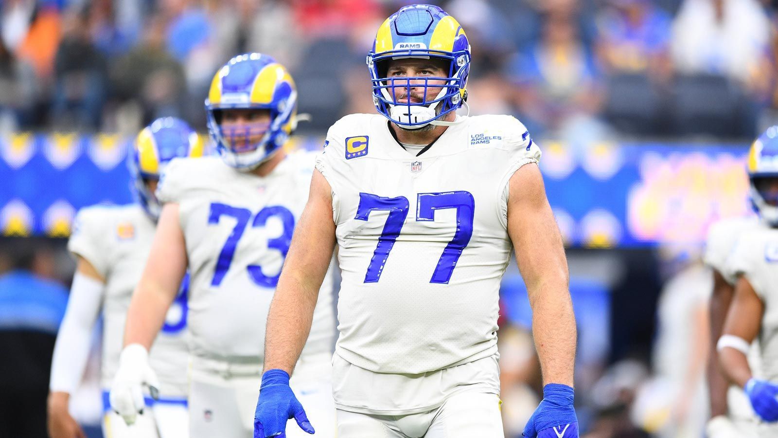 
                <strong>Achter Ü40 Spieler im Super Bowl: Andrew Whitworth schreibt Geschichte</strong><br>
                Am Sonntag (live ab 23:05 Uhr auf ProSieben und ran.de) treffen die Los Angeles Rams im Super Bowl auf die Cincinnati Bengals. Ein Spieler hat schon jetzt Geschichte geschrieben: Andrew Whitworth. Der O-Liner der Rams wird der achte Spieler in der NFL-Geschichte sein, der mit über 40 Jahren im Super Bowl steht. Für ihn dürfte die Partie aber auch aus einem anderen Grund besonders sein. Von 2006 bis 2016 trug er das Trikot der Bengals. Seit 2017 läuft er allerdings in LA auf. Aber zurück zum Thema: ran zeigt euch alle Ü40-Spieler, die einen Super Bowl bestritten haben und erzählt euch, wie sie performten.
              