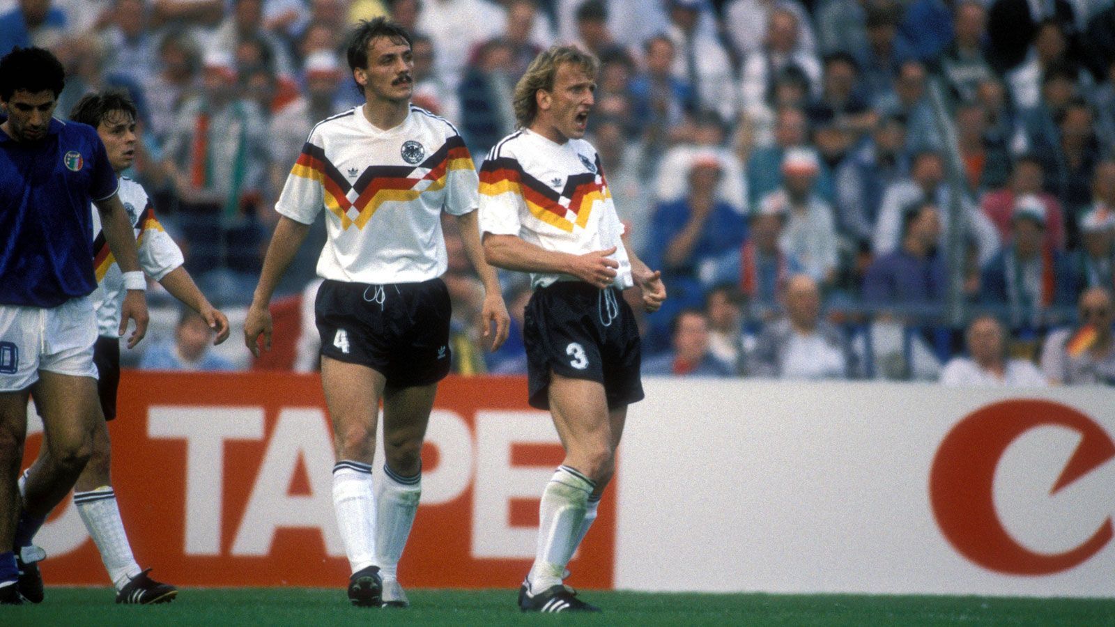 
                <strong>EM 1988: Deutschland - Italien 1:1</strong><br>
                Nur acht Jahre später stand eine deutsche Elf erneut in einem EM-Auftaktspiel auf dem Rasen, dieses Mal ging es gegen Italien. Und auf beiden Seiten fanden sich klangvolle Namen: Für die BR Deutschland spielten beispielsweise Lothar Matthäus, Guido Buchwald und Rudi Völler, bei Italien unter anderem Carlo Ancelotti und Paolo Maldini. Die Partie endete letztlich mit einem Remis: Roberto Mancini, heutiger Nationaltrainer der "Squadra Azzurra", brachte seine Farben in Front, Andreas Brehme gelang der Ausgleich.
              